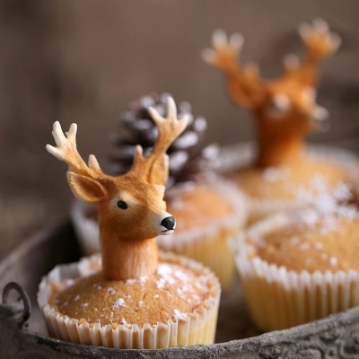 Muffins com decoração de renas castanhas em bandeja de metal