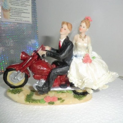 Figurina de noivos numa mota vermelha com base decorada com flores