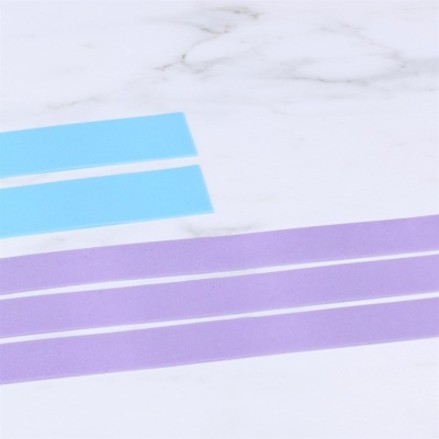 Fitas elásticas azuis e roxas para exercício sobre superfície de mármore