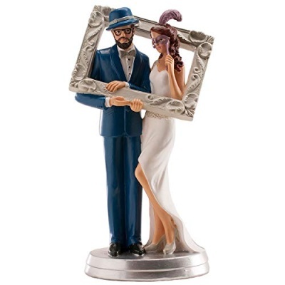 Estatueta de casal em trajes formais com moldura decorativa prateada