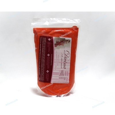 Pacote plástico transparente com produto laranja e etiquetas com texto em português em fundo branco