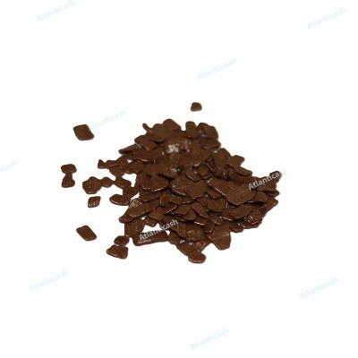 Flocos marrons pequenos sobre fundo branco