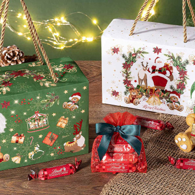 Caixas de Natal decoradas, saco de chocolates e urso de peluche festivo