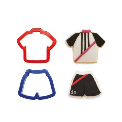 Cortadores e bolachas em forma de camisola e calção de futebol decoradas