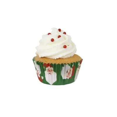 Cupcake com cobertura branca e pérolas vermelhas em base verde decorada com imagens de Pai Natal