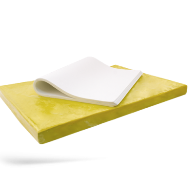 Bloco de papel branco sobre base amarela brilhante