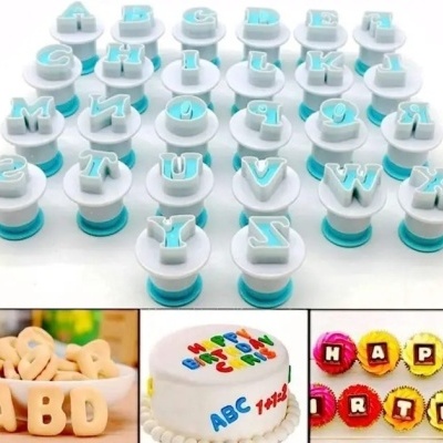Conjunto de cortadores de letras do alfabeto em plástico branco e azul para decoração de bolos