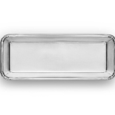 Bandeja retangular de metal prateado com bordas arredondadas sobre fundo branco