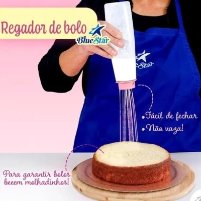 Pessoa usando regador de bolo BlueStar para humedecer bolo com avental azul