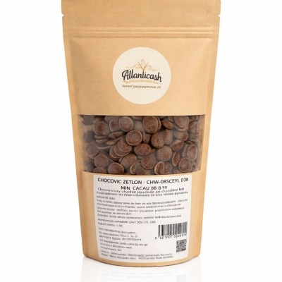 Pacote de papel kraft com gotas de chocolate visíveis e etiquetas de identificação.