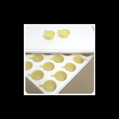 Forma de silicone amarela com cavidades arredondadas numa embalagem de isopor branca