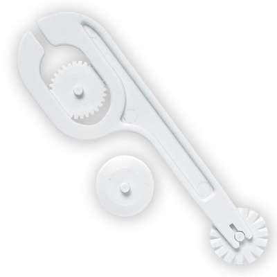 Utensílio plástico branco com rodas dentadas e peça circular