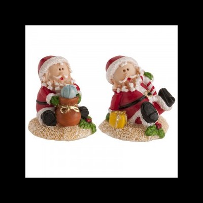 Duas figuras de duendes de Natal decorativas em cerâmica, com presentes e base texturizada