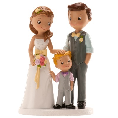 Figura decorativa de casal de noivos com criança em resina colorida