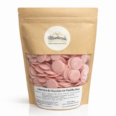 Pacote de papel com pastilhas de chocolate rosa visíveis e rótulo branco