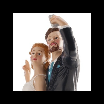 Figura decorativa de casal a tirar selfie