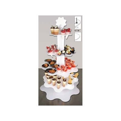 Expositor branco de três andares com mini-doces em copos