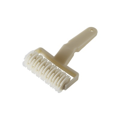 Rolo de massa em plástico bege com pega