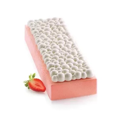 Bolo retangular rosa com cobertura branca e morango