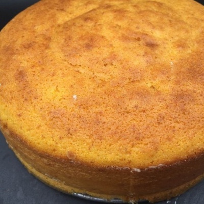 Bolo redondo dourado sobre base preta