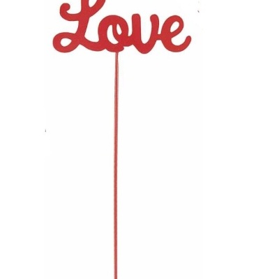 Decoração em metal vermelho com a palavra 'Love' em letra cursiva sobre haste fina.
