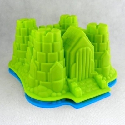 Molde de silicone verde para castelo de areia com base azul
