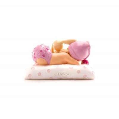 Figura decorativa de bebé com fralda e touca rosa sobre almofada Dekora