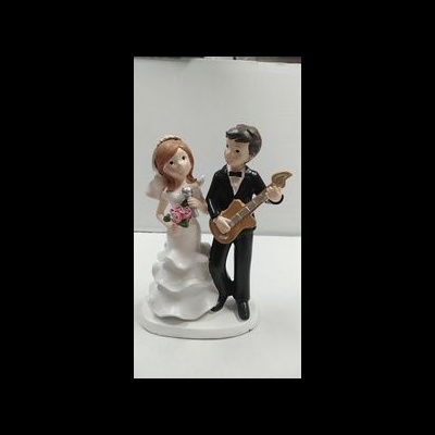 Figura decorativa de noivos para bolo com noiva de vestido branco e noivo a tocar guitarra.