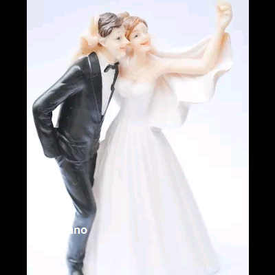 Figura decorativa de casal de noivos a tirar selfie