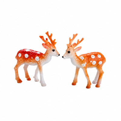 Duas figuras decorativas de cervos em cerâmica laranja com manchas brancas