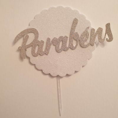 Topo para bolo branco com a palavra 'Parabéns' prateada e brilhante