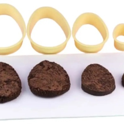 Conjunto de cortadores de bolo triangulares amarelos com pedacos de bolo chocolate