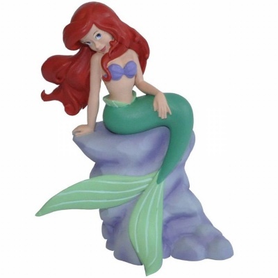 Estatueta de sereia sentada numa rocha