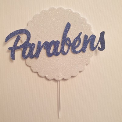 Topper decorativo com a palavra Parabéns em azul brilhante sobre fundo branco ondulado.