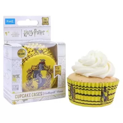 Forma de cupcake amarela com brasão Hufflepuff e cupcake com cobertura branca