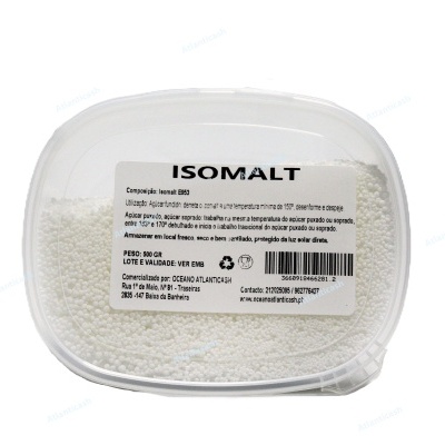 Embalagem de plástico transparente com Isomalt branco em pedaços e etiqueta com texto em português