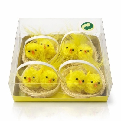 Caixa com quatro cestos pequenos contendo pintainhos amarelos decorativos felpudos