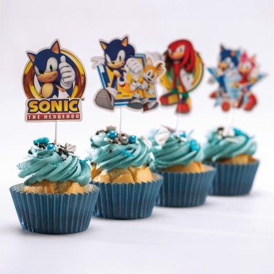 Cupcakes com cobertura azul e toppers de personagens do Sonic The Hedgehog