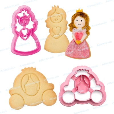 Cortadores de bolachas de princesa e carruagem com bolachas decoradas