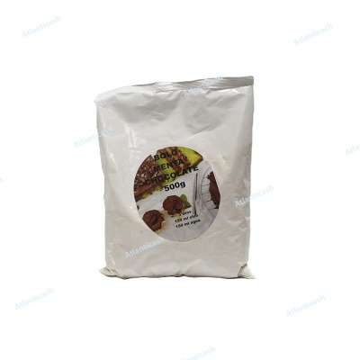 Pacote branco com etiqueta circular ilustrando bolachas e texto 'BOLOS E DOCES 500g'.