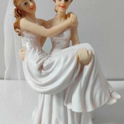 Figura decorativa de duas noivas em vestido branco