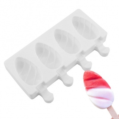 Forma branca de silicone para gelado em pau com um gelado tricolor vermelho, branco e lilás.