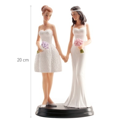 Estatueta casal de noivas com vestidos brancos segurando flores em base preta.