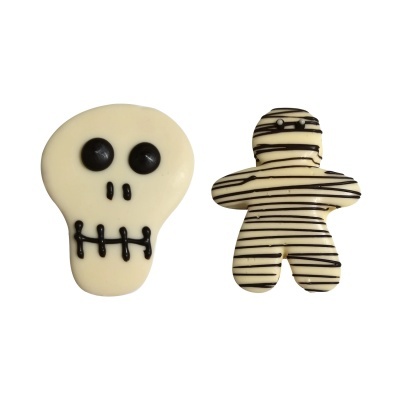 Dois chocolates decorativos em forma de caveira e figura humana com decoração preta sobre base branca
