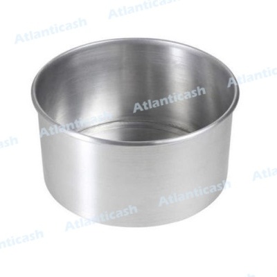 Tigela redonda de aço inoxidável num fundo branco