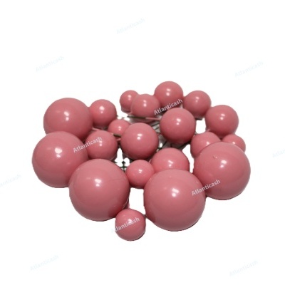 Bolsa de bolas de plástico cor-de-rosa de vários tamanhos em fundo branco