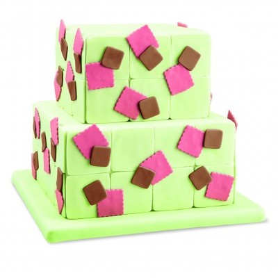 Bolo quadrado decorado com pasta verde, quadrados rosa e marrons