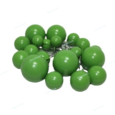 Conjunto de bolas decorativas verdes em fundo branco