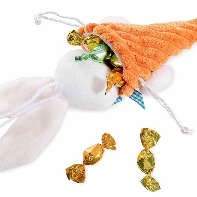 Saco de tecido em forma de cenoura com coelho peludo branco e doces coloridos