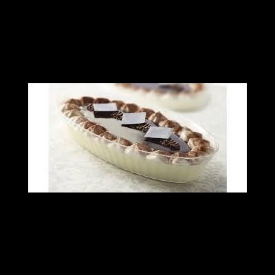 Sobremesa oval com cobertura de chocolate e cacau em pó